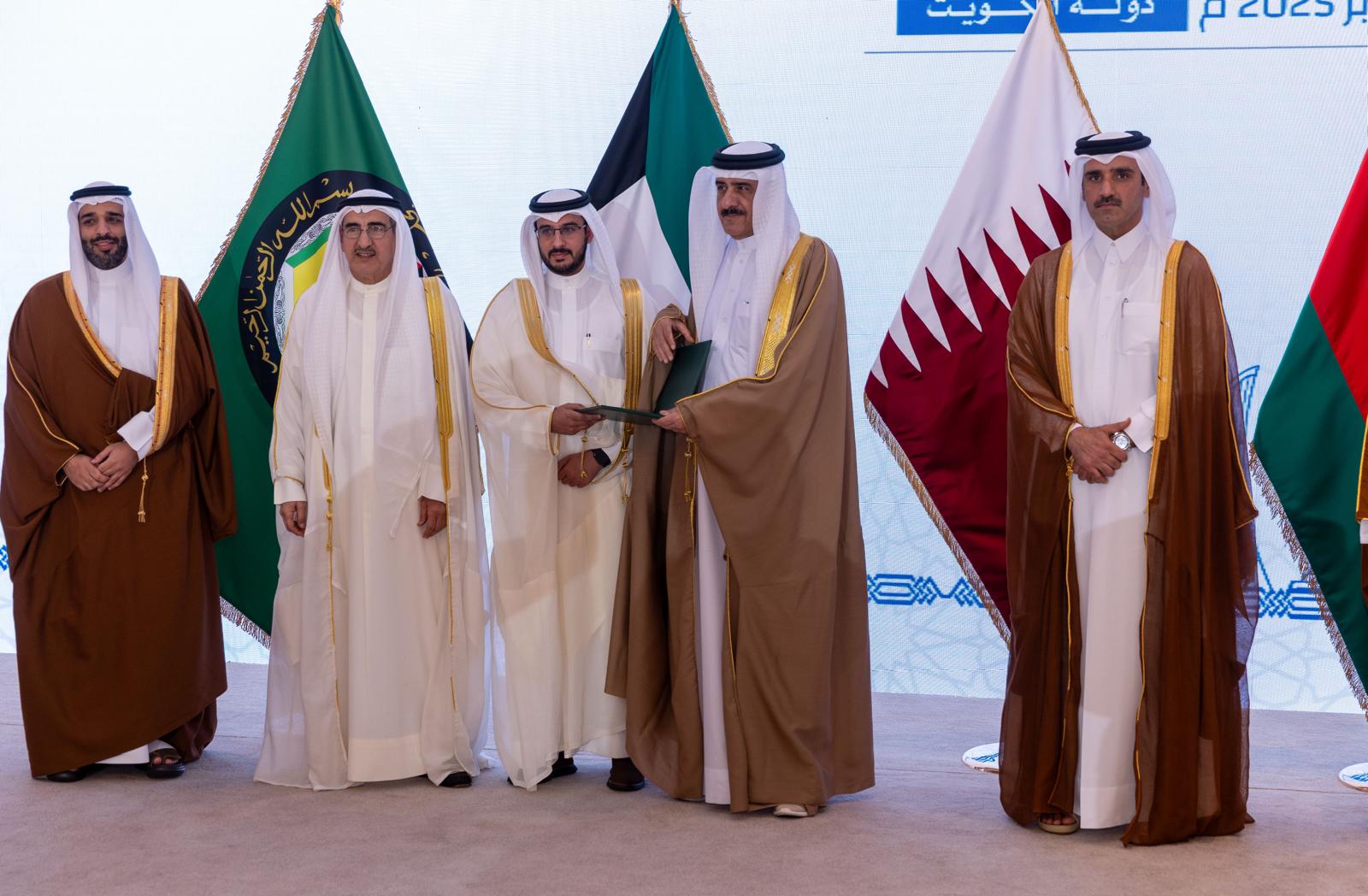 الأمانة العامة لدول مجلس التعاون تكرم أحد منسوبي إدارة مكافحة الفساد بجائزة التميز للموظف المثالي<